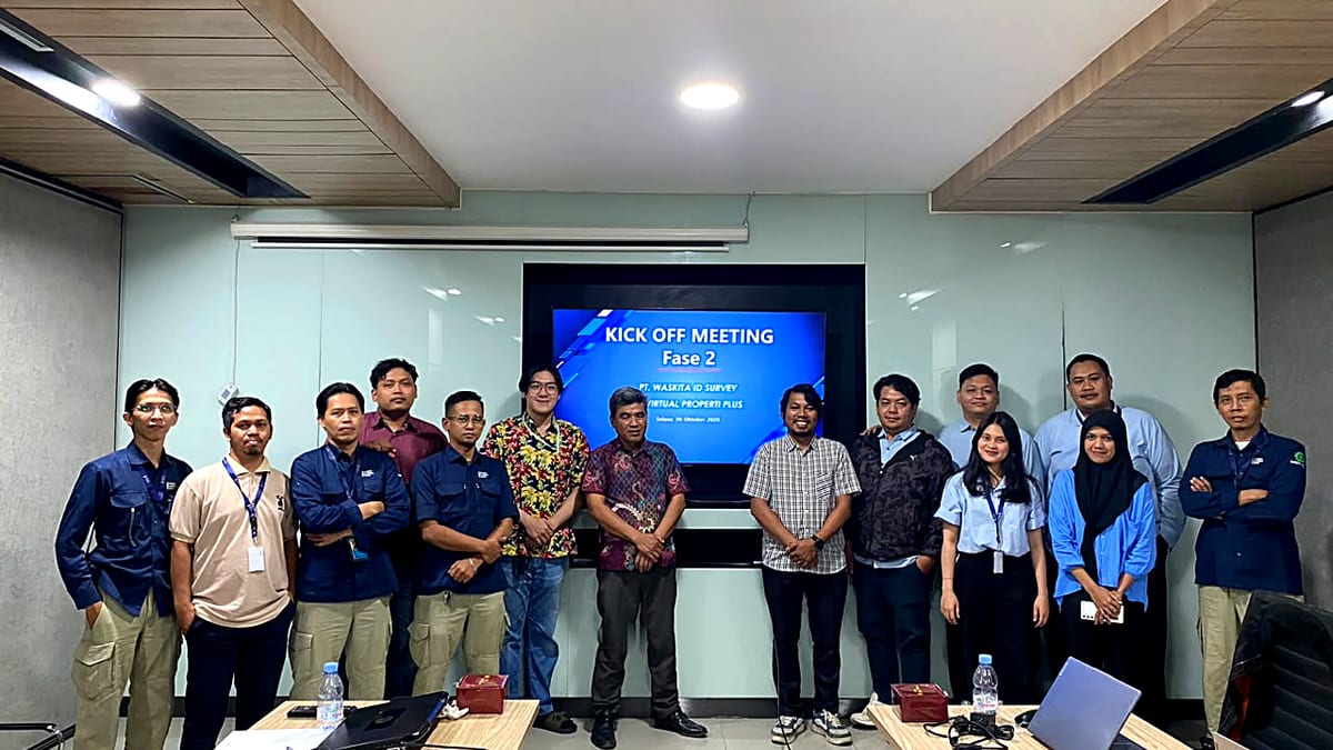 Foto bersama tiga belas peserta kick off berdiri di depan layar bertuliskan Kick Off Meeting Fase 2 PT. Waskita ID Survey dan PT Virtual Properti Plus, Selasa 6 Oktober 2026.